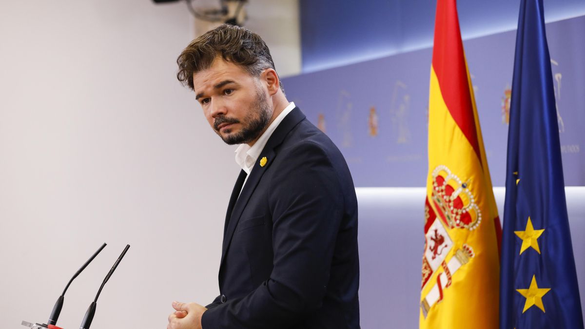 El diputado y portavoz de Esquerra Republicana de Catalunya (ERC), Gabriel Rufián, interviene en la rueda de prensa