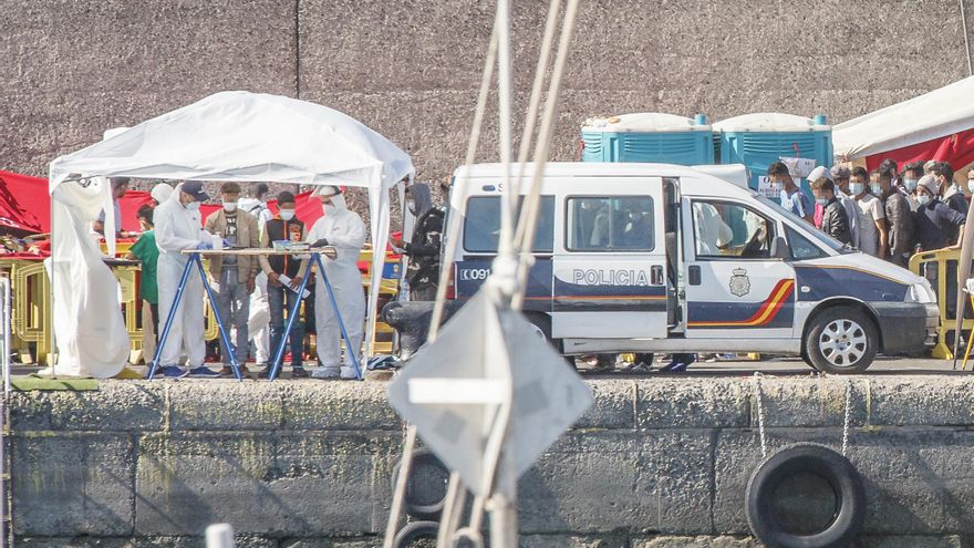 Varios inmigrantes son atendidos por personal sanitario en el Muelle de Arguineguín, en Gran Canaria