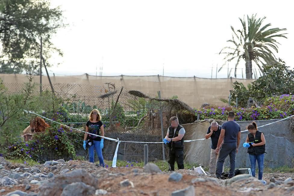 La Guardia Civil trabaja en la zona del hallazgo. (ALEJANDRO RAMOS)