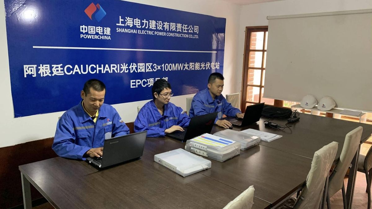 Ingenieros chinos trabajando en el parque solar Cauchari, en la provincia de Jujuy, Argentina, en noviembre de 2020. La planta fue financiada y construida principalmente por empresas chinas