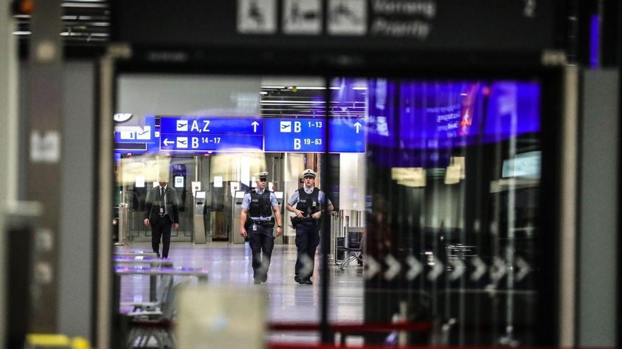 Policías patrullan en el aeropuerto de Fráncfort