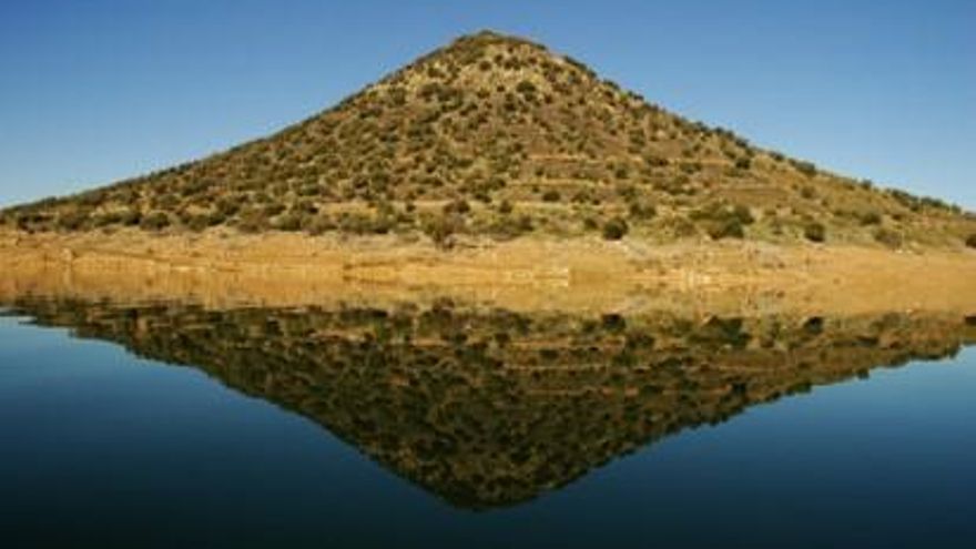 El cerro Masatrigo en el pantano de la Serena podría ser monumento natural debido a la singularidad