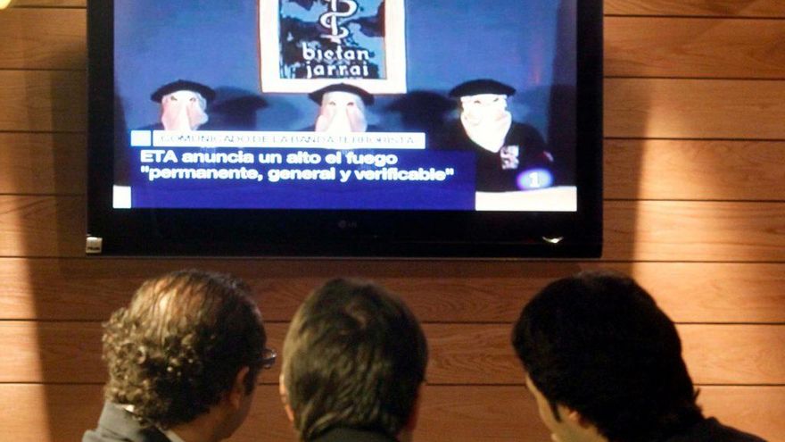 Espectadores ven por televisión el anuncio de ETA de un alto el fuego, enero 2011