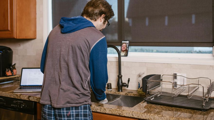 Los hombres que teletrabajan dedican más tiempo al cuidado y las tareas de hogar