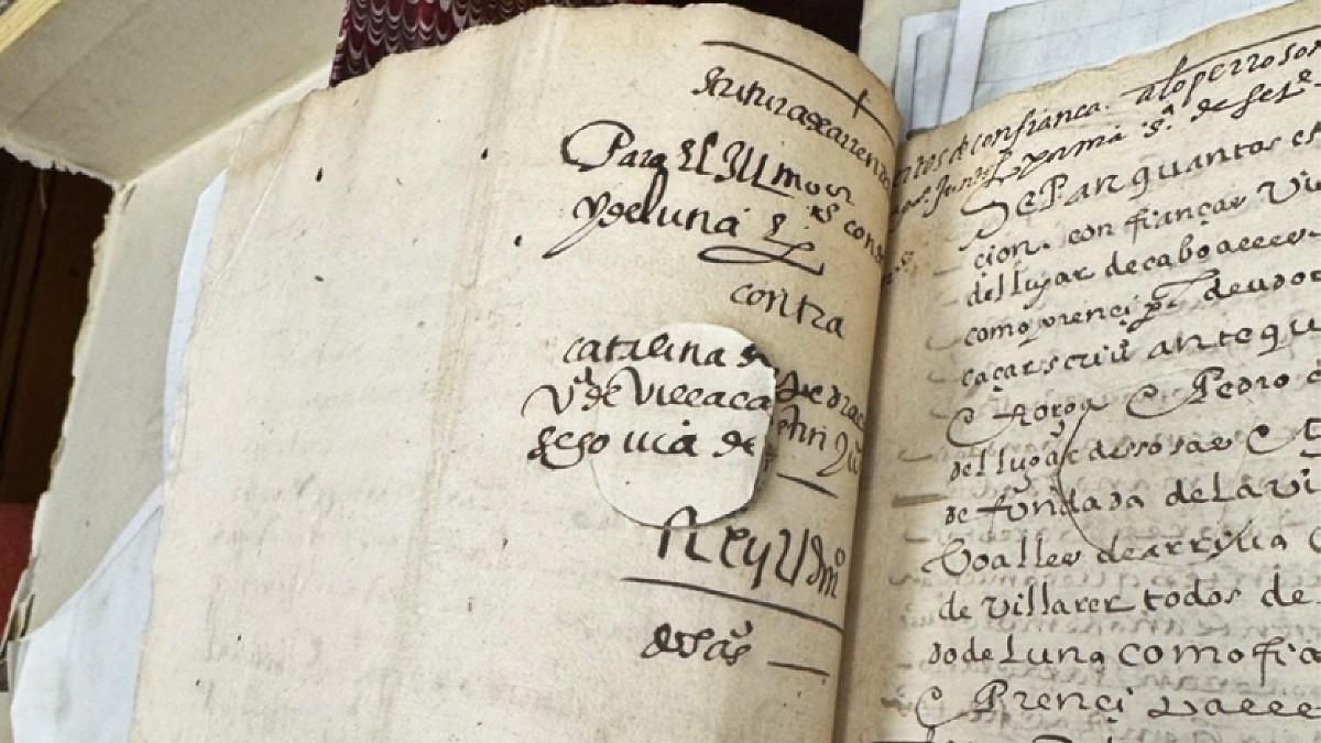 Uno de los legajos del Archivo de los Condes de Luna, los Quiñones de León