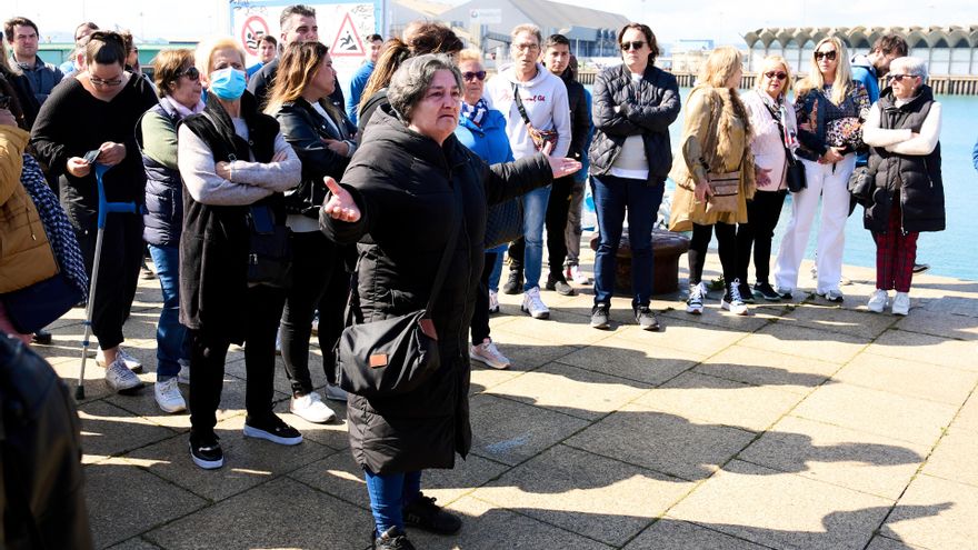 La familiar de uno de los fallecidos protesta durante un minuto de silencio por las víctimas del naufragio del Vilaboa Uno, en el Barrio Pesquero de Santander, a 4 de abril de 2023, en Santander, Cantabria (España).