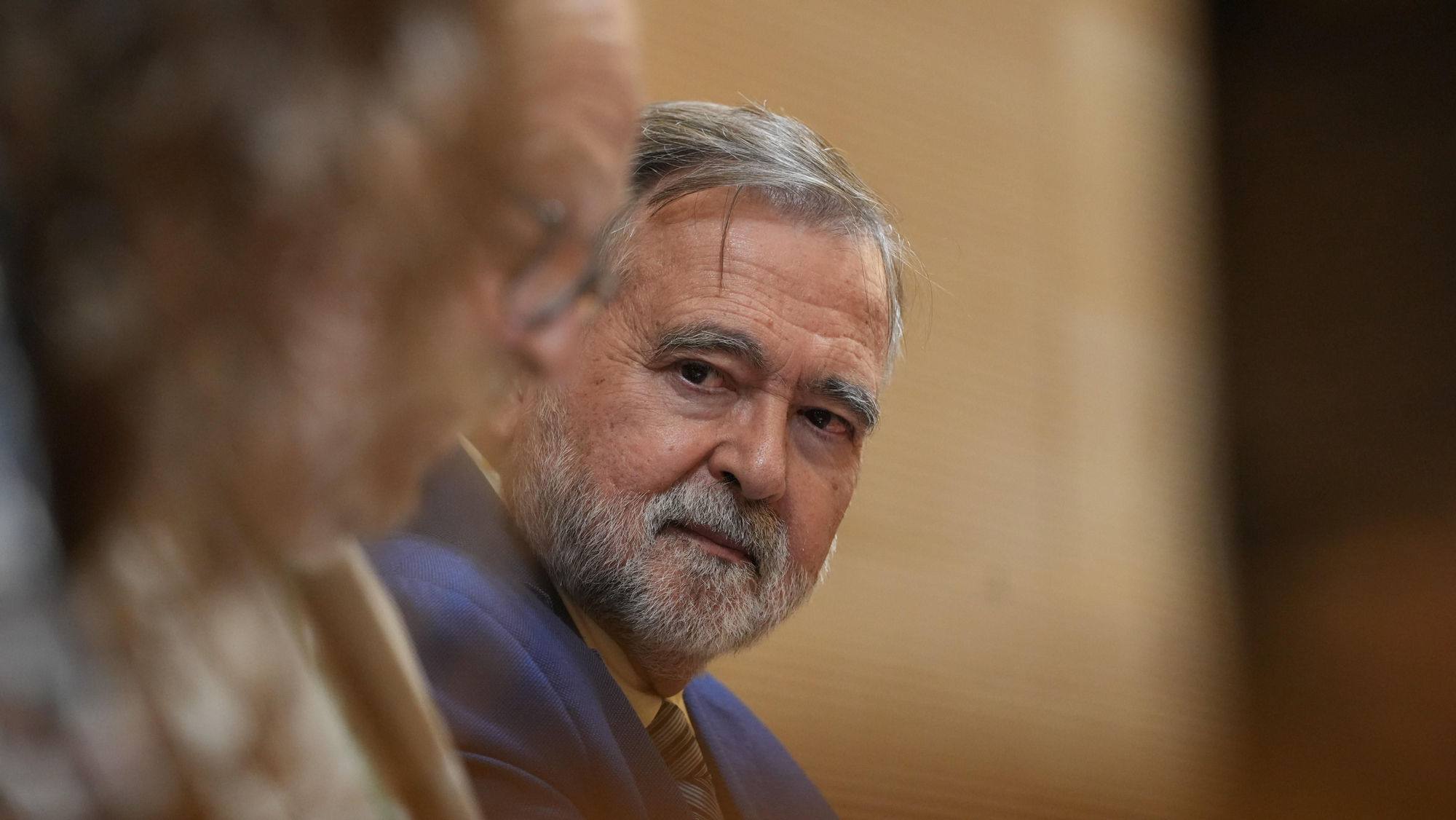 José Calvo Poyato presenta su novela ‘El Imperio en la Tormenta’ en el Colegio de la Abogacía de Córdoba, junto al decano Carlos Arias