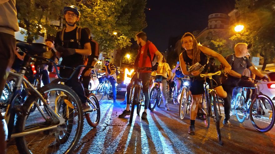 Participantes en la Bicicrítica de septiembre, por la calle Génova
