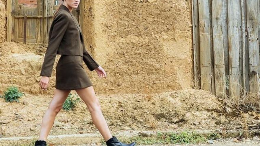 Adobe, corrales, aperos... enmarcan los diseños.