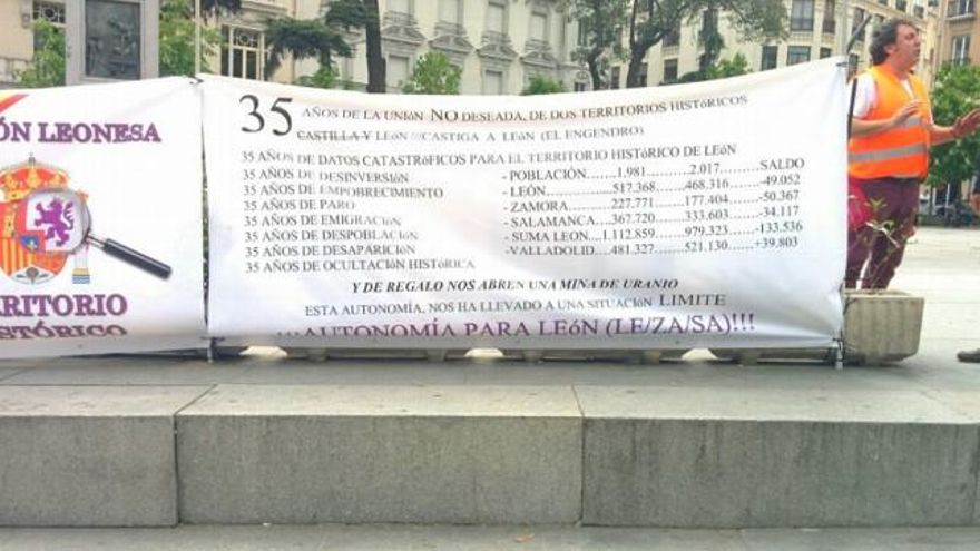 Algunos de los carteles informativos y voluntarios repartiendo información a los viandantes.