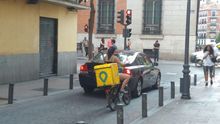 Una repartidora de Glovo en una calle de Madrid.