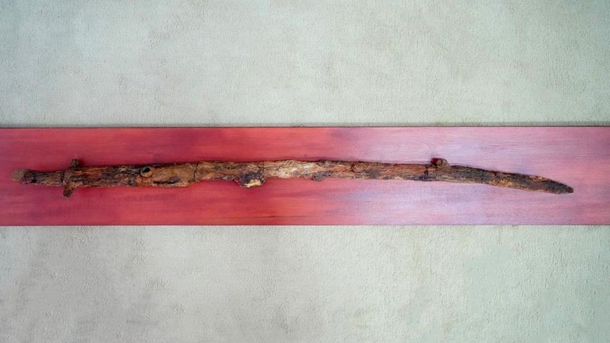 Encuentran un enorme sable medieval en la tumba de un guerrero del siglo XIII