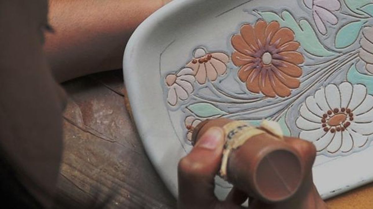 Decorando cerámica en La Bisbal d’Empordà.