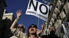 Una mujer grita contra los recortes durante la manifestación del segundo aniversario del 15M. / Olmo Calvo.