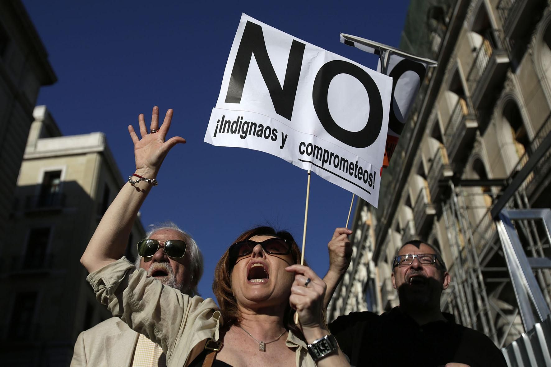 Una mujer grita contra los recortes durante la manifestación del segundo aniversario del 15M. / Olmo Calvo.