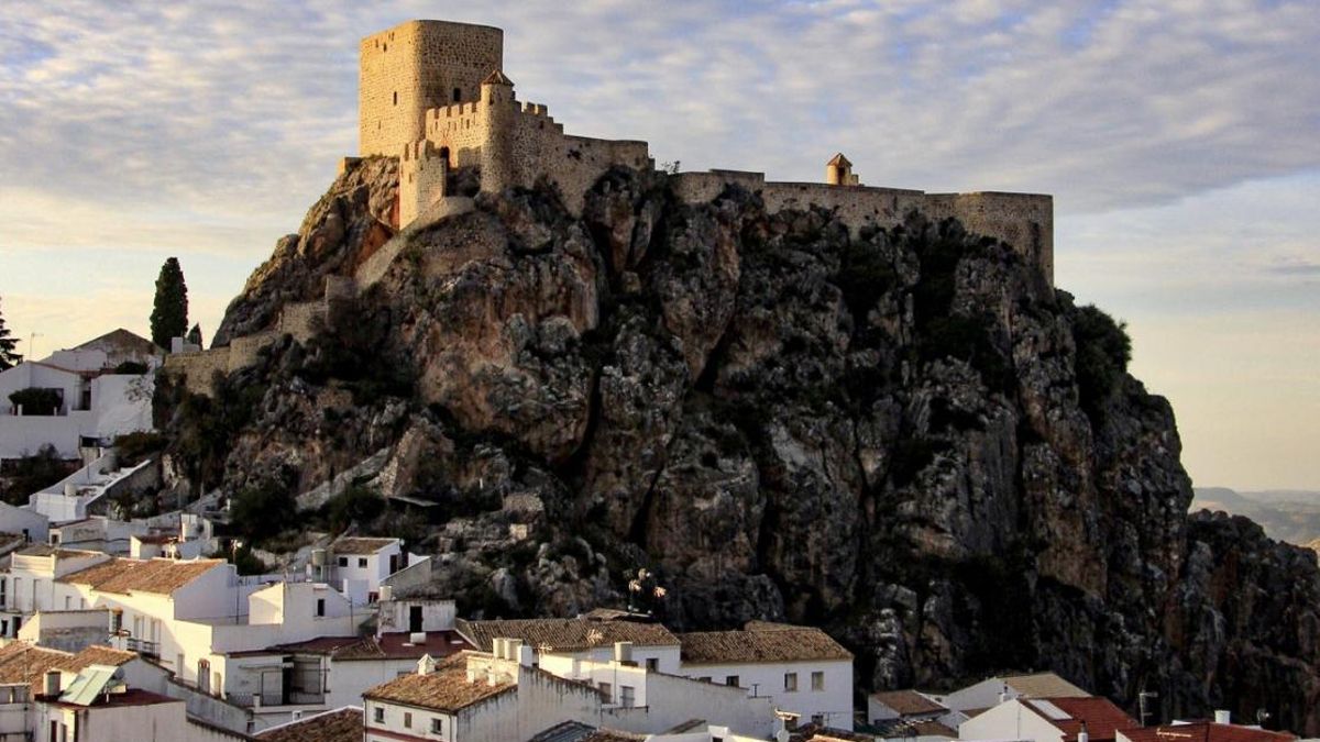 Desde esta fortaleza, declarada Bien de Interés Cultural, se divisaba la línea fronteriza de castillos que separaba la frontera nazarí y la castellana