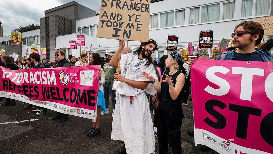 The British government announces refugee restrictions after a new offensive of the extreme right