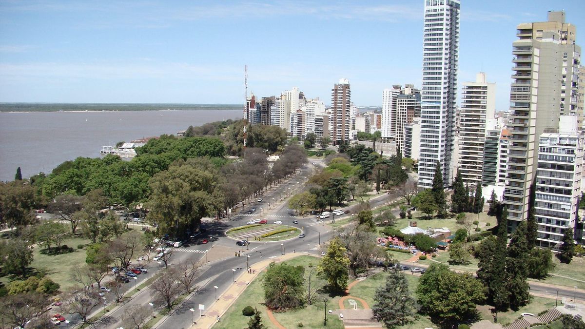 En los últimos 15 años, se han registrado 23 olas de calor en Rosario. Los expertos proponen plantar más árboles y crear infraestructuras azules, como estanques y lagos, para mitigar el calor.
