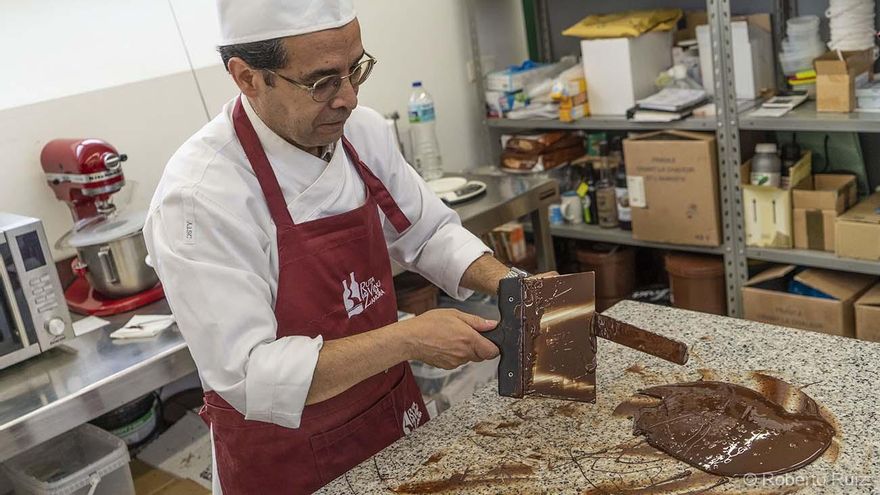 José Luis Refart haciendo chocolate.