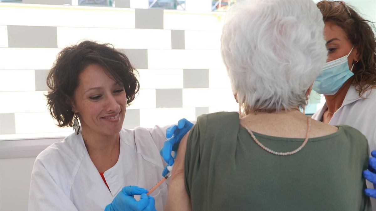 Una mujer se vacuna contra la gripe y la covid en un centro de salud, en una imagen de archivo