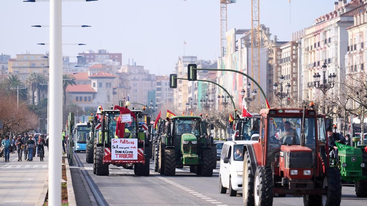 Archivo - Tractores de agricultores entran a Santander durante una manifestación.- Archivo
