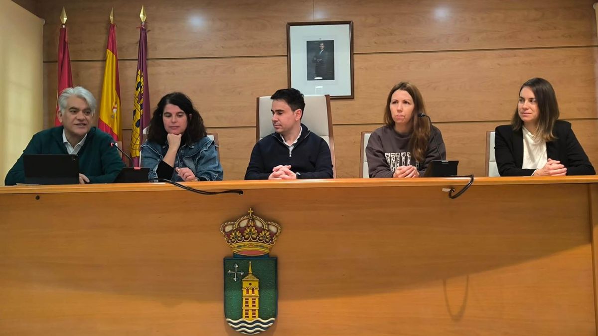 Presentación pública del Proyecto Heritas. De izquierda a derecha, Rubén Garrido, investigador principal; Mercedes de Haro, gerente de Suvicasa; José Gª Salinas, alcalde; Abigail Cordero, concejala de Salud; y María Urtasun, enfermera experta en promoción de salud.