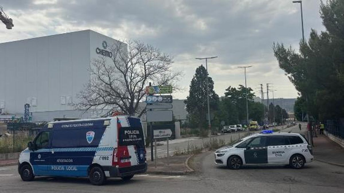 Exterior del laboratorio farmacéutico en Azuqueca de Henares (Guadalajara) donde se ha producido un incendio que deja cuatro heridos