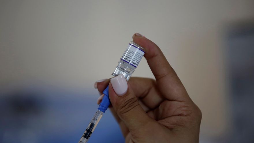 Una enfermera prepara una dosis de la vacuna Pfizer contra el coronavirus, en Ciudad de Panamá (Panamá). Fotografía de archivo. EFE/Bienvenido Velasco