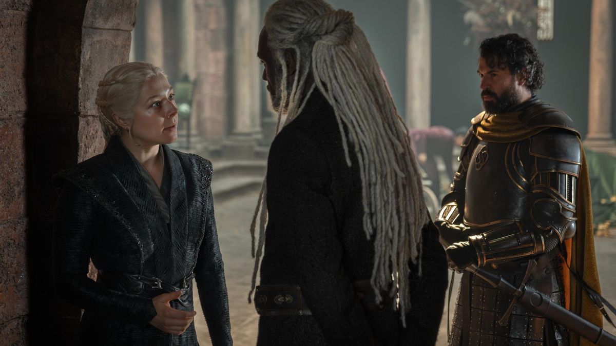 Lord Corlys Velaryon discute con Rhaenyra Targaryen en el tercer episodio de la temporada 3 de 'La casa del dragón'