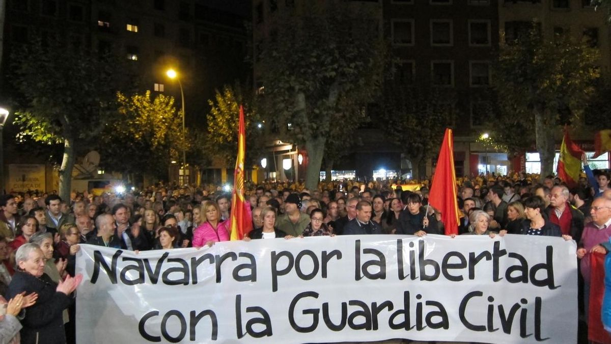 Cientos de personas se concentran en Pamplona en apoyo a los dos guardias civiles agredidos en Alsasua