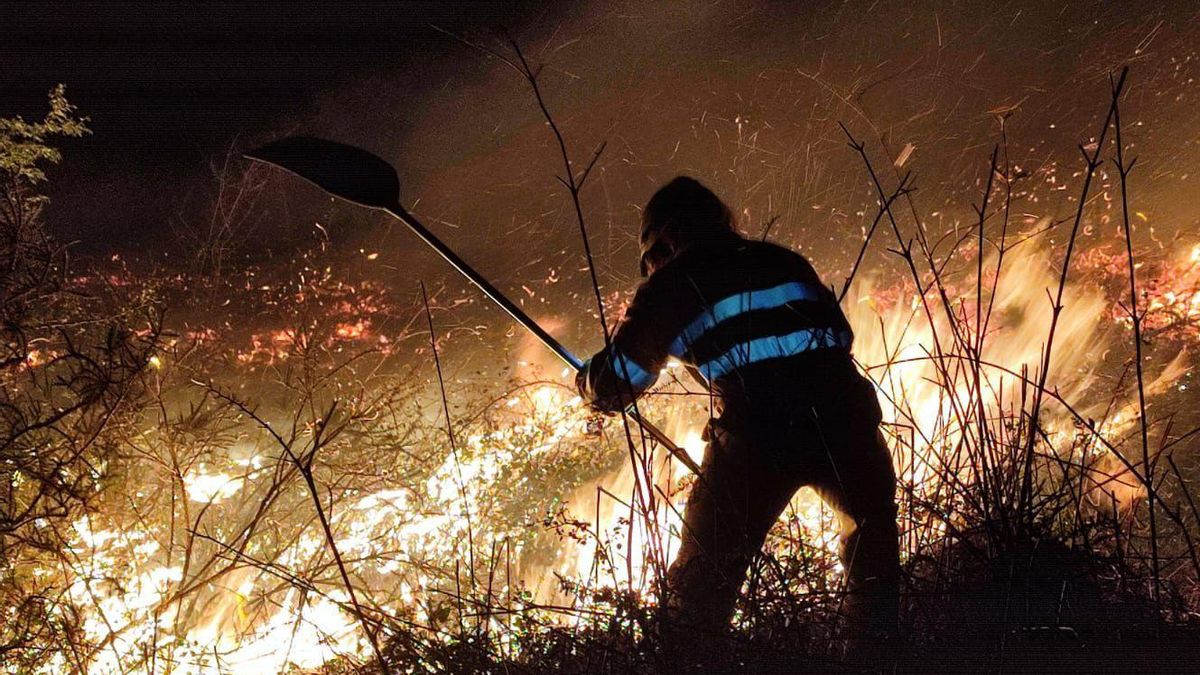 Bombero del 112 interviene en la extinción de un incendio forestal en Cantabria