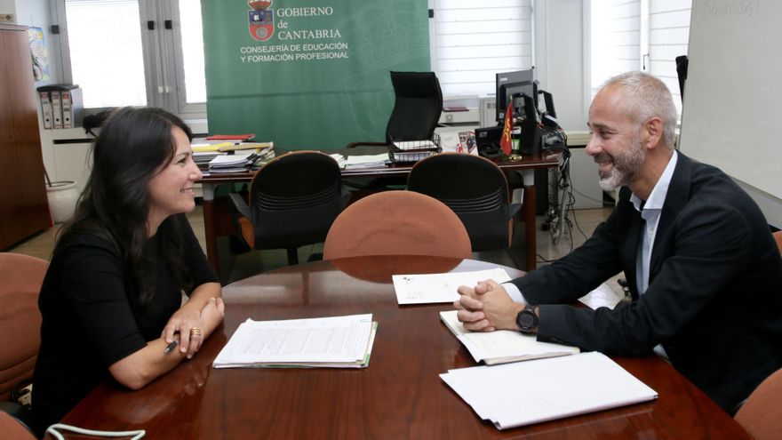 El consejero de Educación, Sergio Silva, y la presidenta de la Junta de Personal Docente, Rus Trueba.