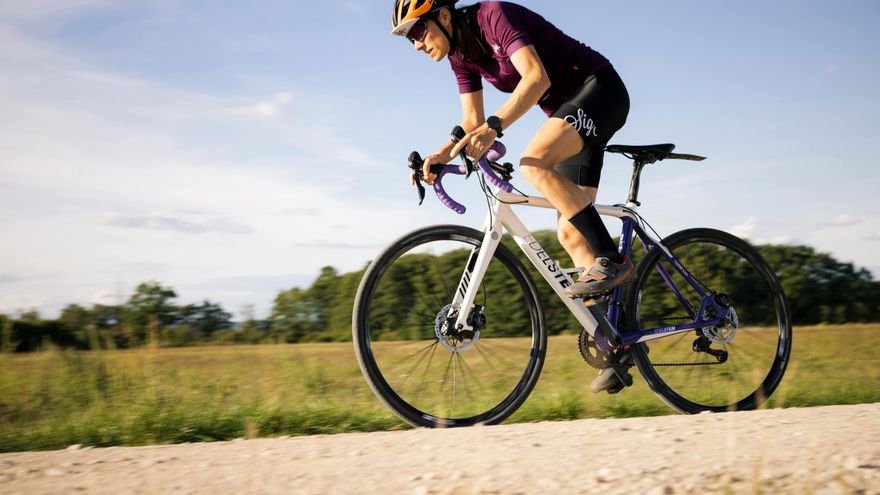 “Hacer ciclismo con calor exige más esfuerzo al cuerpo”: cómo protegerse al pedalear en plena ola de calor