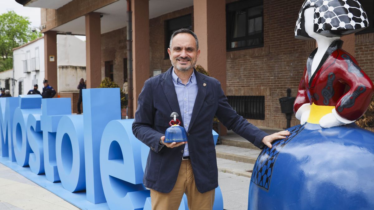 El alcalde de Móstoles, Manuel Bautista, junto a una de las meninas expuestas en la localidad madrileña el pasado mes de mayo
