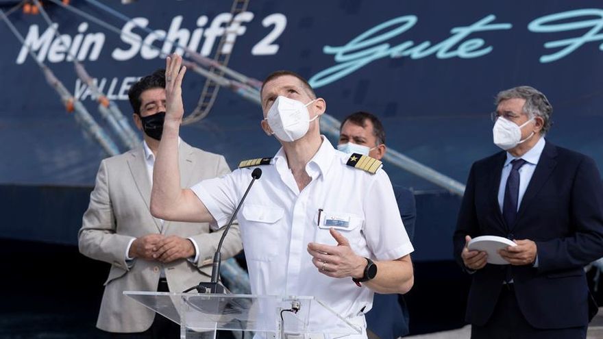 El capitán del buque de cruceros Mein Shiff 2, John Roth, durante el acto de recepción del barco de cruceros Mein Shiff 2.