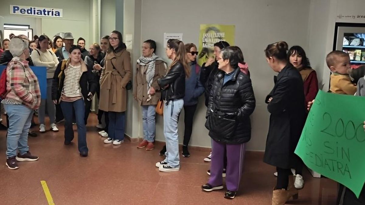 Protesta de familias por mejoras en Pediatría de La Bañeza.
