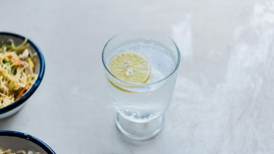 Un nutricionista aclara si beber agua con gas tiene beneficios: "Su popularidad responde a una necesidad social, pedir agua al salir no suele ser una opción”