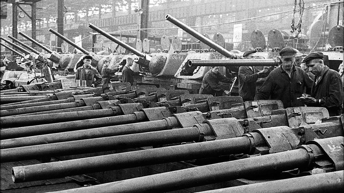Antes del inicio de la Segunda Guerra Mundial la universidad inauguró tres facultades relacionadas con Defensa: la de tanques, artillería y la de municiones