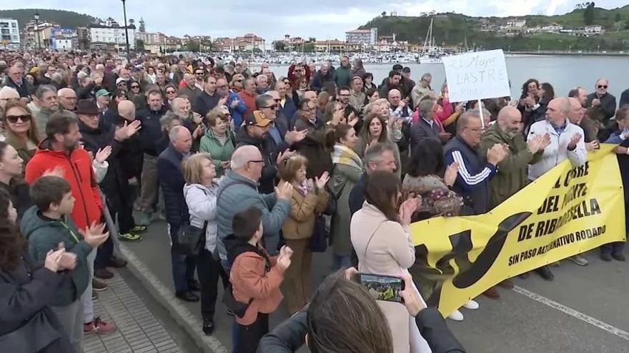 Un millar de vecinos se moviliza en Ribadesella para forzar a Lastra a buscar alternativas que no aíslen a la población