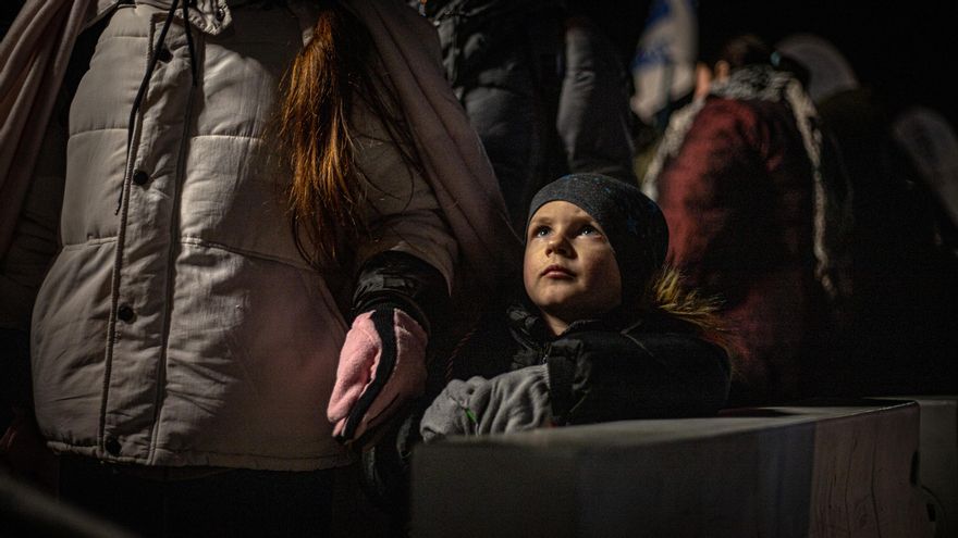 Un niño ucraniano llega a la frontera de Medyka, en Polonia