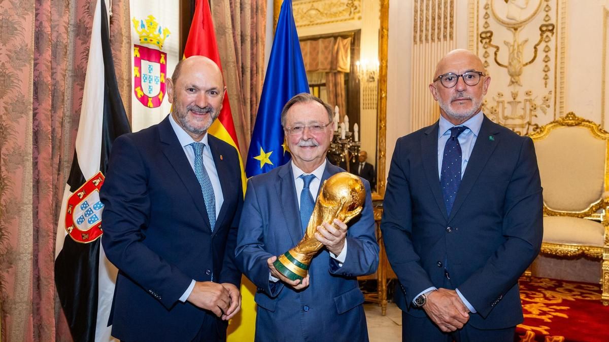 El presidente de la RFEF, Rafael Louzán, el presidente de Ceuta, Juan Jesús Vivas, y el seleccionador nacional, Luis de la Fuente, junto a la Copa del Mundo en la sede del Gobierno de Ceuta.