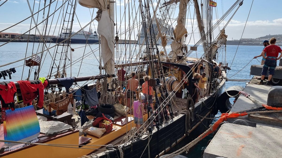 El bergantín Tres Hombres, este lunes  cargando una barrica  en el Puerto de Santa Cruz de La Palma, antes de partir hacia el Caribe.