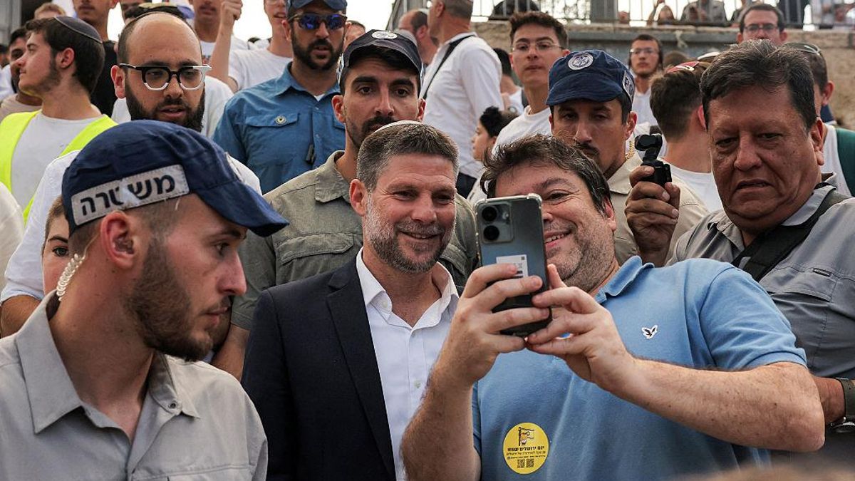 El ministro de Finanzas de Israel, Bezalel Smotrich, posa con seguidores en la Puerta de Damasco de la Ciudad Vieja de Jerusalén el 26 de mayo de 2025.