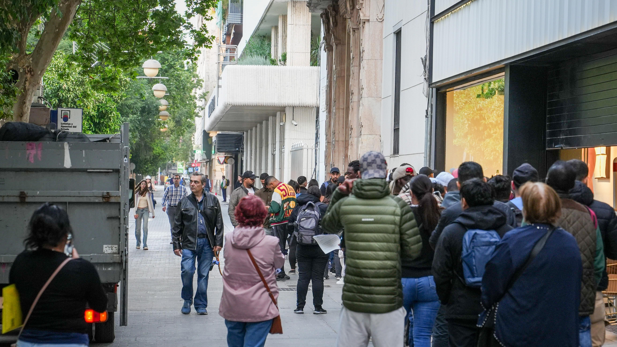 Largas colas de personas migrantes durante la atención presencial para su regularización