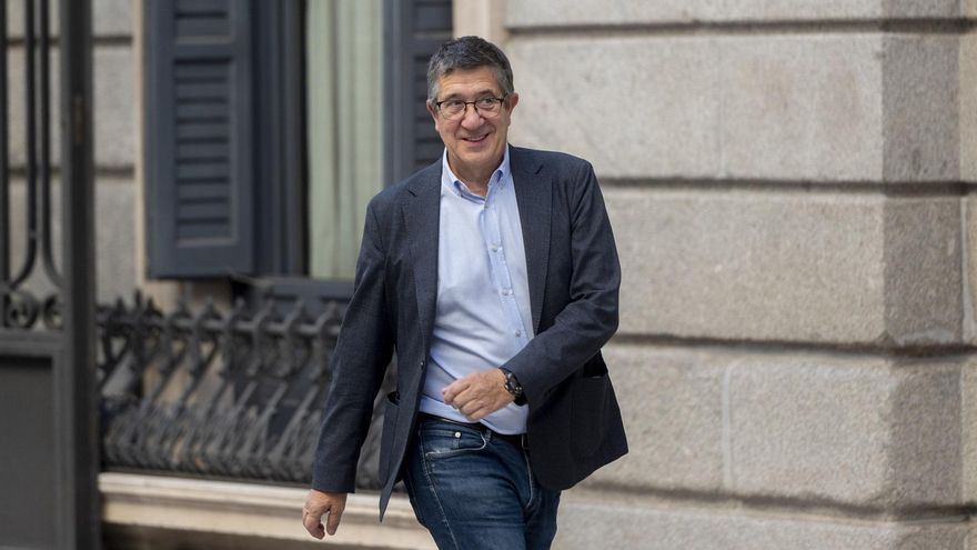 El portavoz del PSOE en el Congreso, Patxi López, llega a una sesión de control al Gobierno, en el Congreso de los Diputados, a 11 de septiembre de 2024, en Madrid (España).