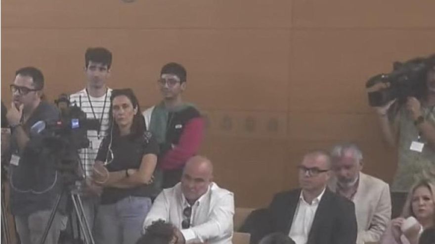 De izquierda a derecha, el Mediador, Aarón Medina, Félix Rojas y María Montero, en el pleno del Cabildo de Tenerife el 15 de marzo.