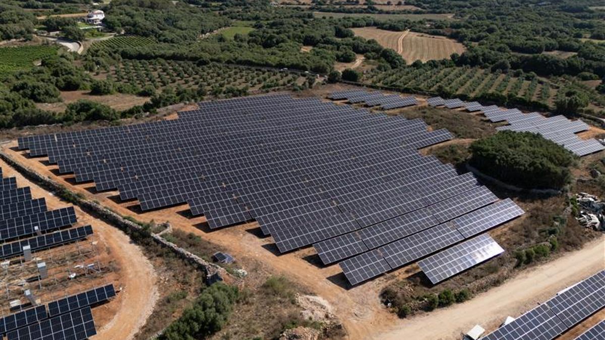 Menorca acogerá el mayor proyecto solar de su historia: Isola generará energía para 40.000 hogares y abrirá su capital a los ciudadanos