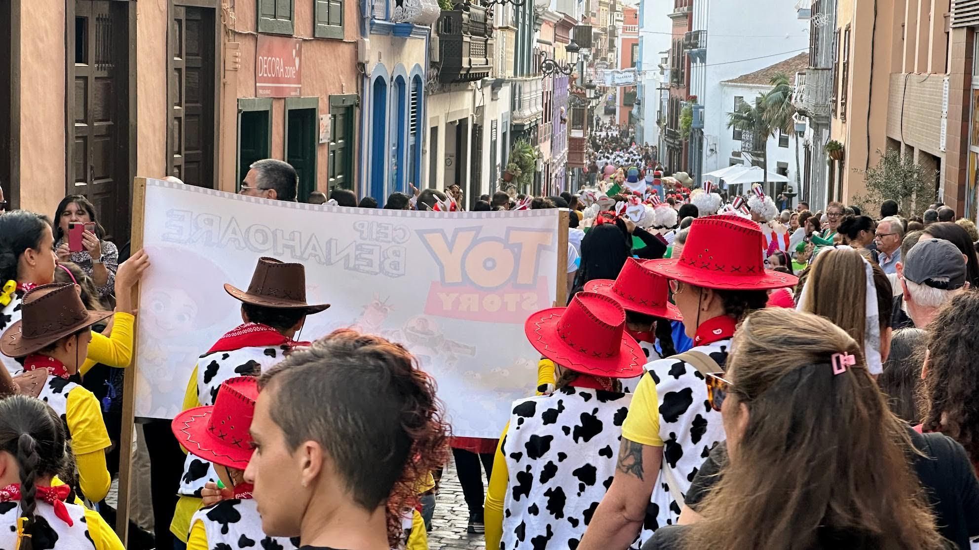 1.300 niñas y niños toman las calles de Santa Cruz de La Palma para anunciar el carnaval.