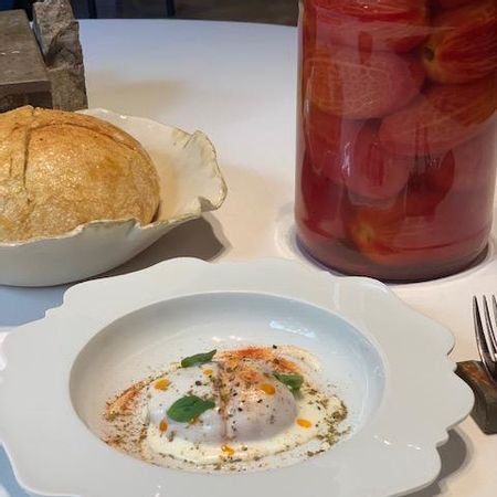 Tomate de su huerta pochado en mantequilla de oveja