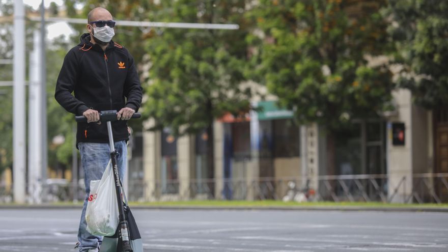 Las bicicletas le ganan otro pulso a los patinetes en la lucha por el uso del carril bici en Sevilla
